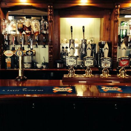 The Swan Inn Sturminster Newton Buitenkant foto