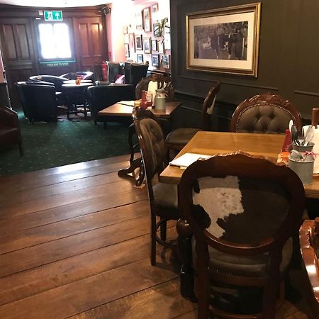 The Swan Inn Sturminster Newton Buitenkant foto