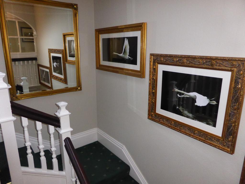 The Swan Inn Sturminster Newton Buitenkant foto
