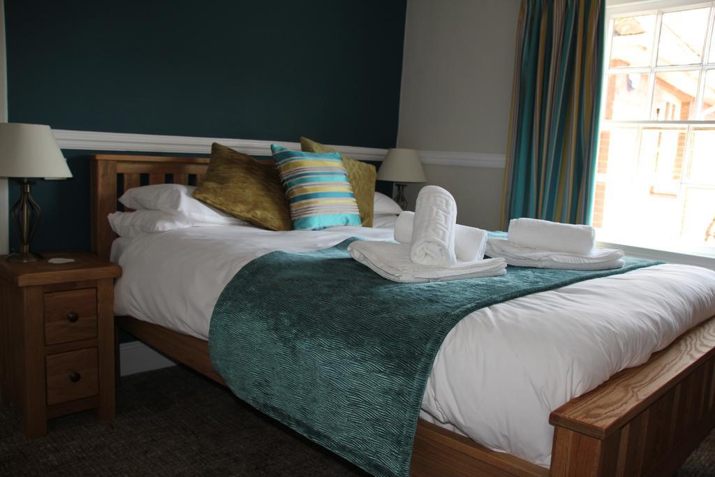 The Swan Inn Sturminster Newton Buitenkant foto