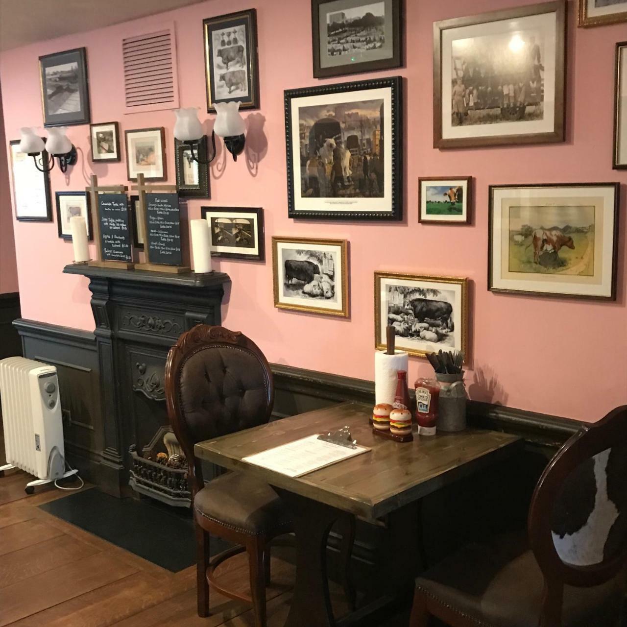 The Swan Inn Sturminster Newton Buitenkant foto
