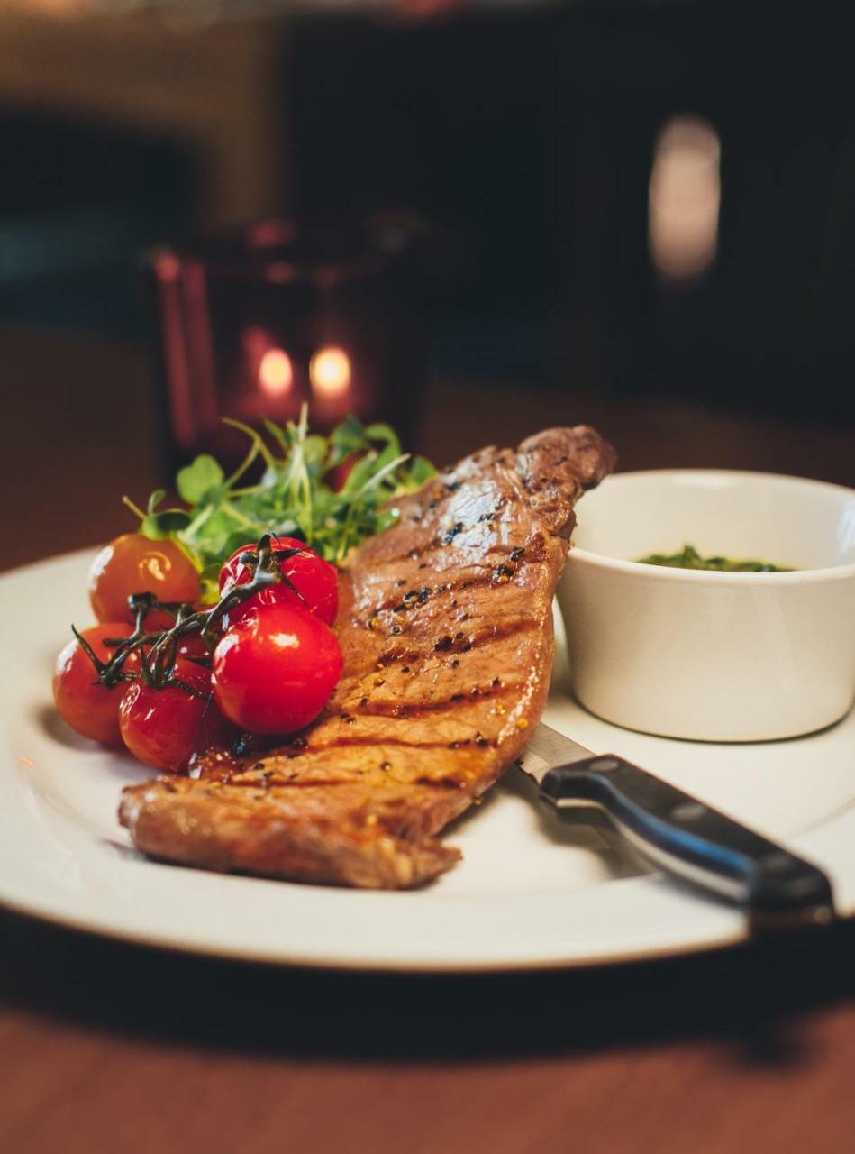 The Swan Inn Sturminster Newton Buitenkant foto